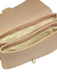 Beige håndtaske med en glat læderoverflade, guldhardware og to indvendige rum forarbejdet med lys stof.