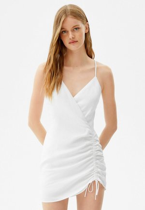 WITH RUCHED DETAIL ON THE SIDE - Sukienka etui - off white