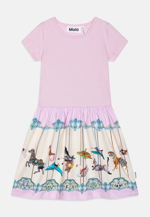 Lichtroze jurk met korte mouwen en een rok met een carrouseldierprint met een zebra, dolfijn, tijger en vogel in pasteltinten.