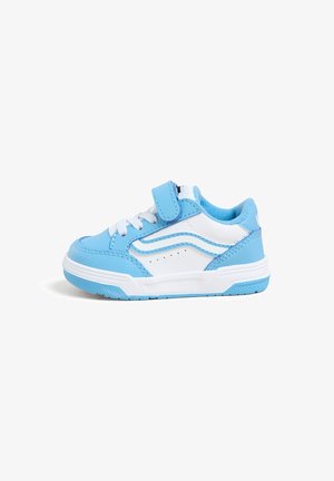 Blau-weißer Sneaker mit einem strukturierten Lederobermaterial, Schnür- und Klettverschluss, gepolstertem Kragen und Gummisohle mit Traktion.