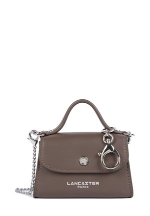 Sac à main en cuir marron avec une poignée supérieure et une bandoulière en chaîne argentée. Présente une fermeture à pression, du matériel argenté et un logo imprimé sur le devant.