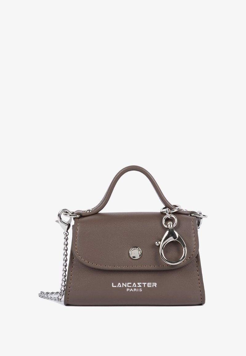 Sac à main en cuir marron avec une poignée supérieure et une bandoulière en chaîne argentée. Présente une fermeture à pression, du matériel argenté et un logo imprimé sur le devant.