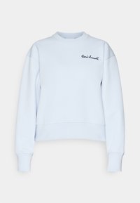Sweat-shirt bleu clair à col rond manches longues avec texte en cursive noir "René Lacoste" sur la poitrine gauche.