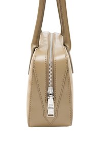 Beżowa torebka o strukturze z gładką skórzaną powierzchnią, wyraźnym srebrnym zamkiem błyskawicznym i podwójnymi krótkimi uchwytami.