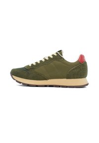 Grüne Sneakers mit Obermaterial aus Wildleder und Nylon, beigem Zwischensohlenteil und rotem Akzent an der Ferse. Ausgestattet mit runden Schnürsenkeln und einer strukturierten Außensohle für besseren Grip.