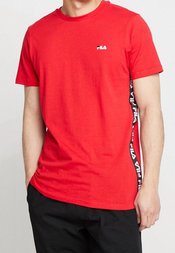Camiseta de manga corta roja hecha de algodón, con un logotipo blanco de FILA en el pecho y un panel lateral negro con acentos de logotipo repetidos.