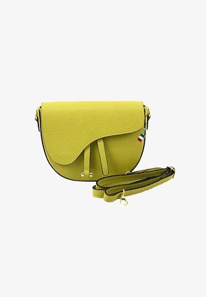 Sac bandoulière en cuir vert avec une fermeture à rabat, bord noir et bandoulière réglable. Présente deux sangles décoratives sur le devant.