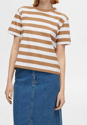 T-shirt rayé marron et blanc, à manches courtes, col rond, coupe décontractée. Porté avec une jupe en denim bleu, texture lisse, design décontracté.