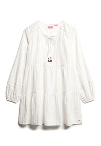 Hvid langærmet løs kjole med strukturerede lodrette striber, samlingdetalje, rund halsudskæring og justerbart bånd med metalperler.