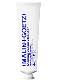 Tubetto bianco di detergente schiumoso (MALIN+GOETZ) con testo blu. Presenta un tappo a vite, dimensione da 4 oz (113g) e finitura liscia.