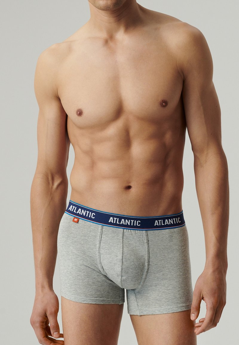 Szare bawełniane bokserki z niebieskim elastycznym pasem, na którym znajduje się logo "ATLANTIC", zaprojektowane z myślą o dopasowanym kroju, o prostym i gładkim wykończeniu.