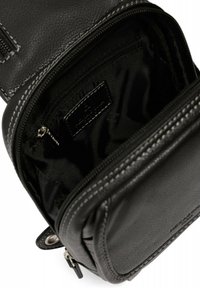 Borsa in pelle nera con apertura con zip, caratterizzata da una superficie testurizzata, foderata in tessuto scuro e con una piccola tasca interna.