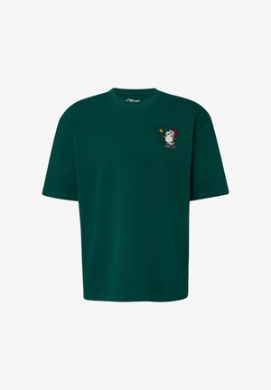 Donkergroene T-shirt met een kleine geborduurde kerstman die een hoed draagt en een bel luidt, met muzieknoten nabij de linkerkant van de borst.