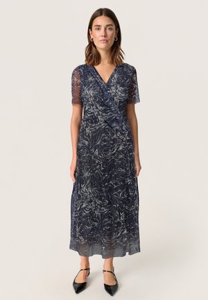 Rochie în tonuri de navy cu mâneci scurte din material transparent, având un model abstract texturat în nuanțe deschise și o fustă fluidă cu tiv deasupra gleznelor.