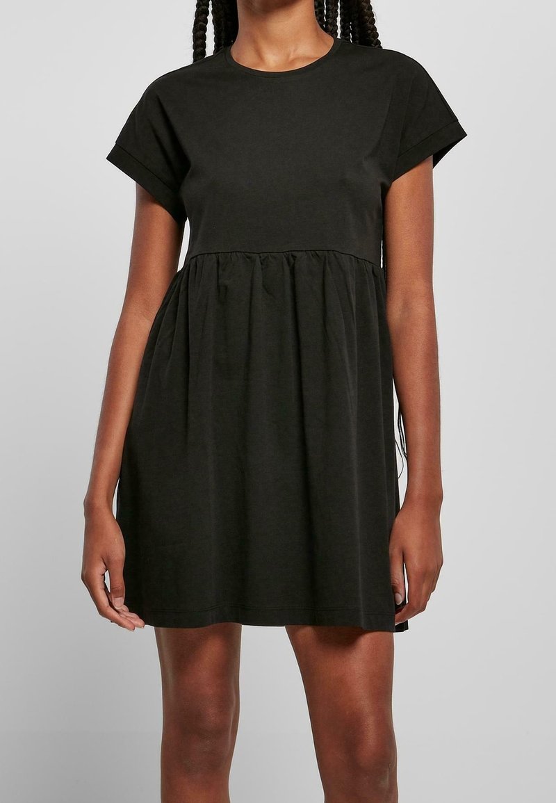 Černé šaty s krátkým rukávem vyrobené z bavlny, kulatý výstřih a nařasený pas. Jednoduchý design se přímým střihem a měkkou texturou.