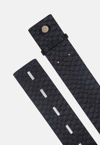 Cinturino per orologio in pelle nera con texture, caratterizzato da una finitura opaca, accessori color oro e varie fessure di regolazione per la personalizzazione della misura.