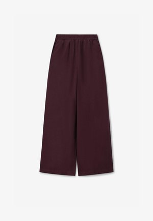 Bordeaux wijde broek met een elastische tailleband, voorzien van twee zijzakken en een gladde, lichte stof.
