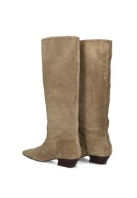 Knielange taupe suède laarzen met een spitse neus en blokhak, met een gladde textuur en een strakke, minimalistische uitstraling.