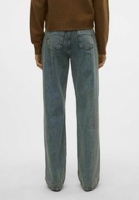 Bredbenta jeans i ljusblå denim med en urtvättad textur. Har två bakfickor och en enkel midja, avslutade vid ankeln.