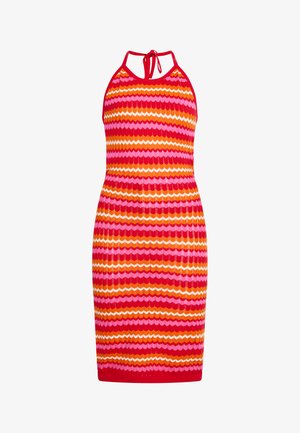 Šaty na krk z ribbed pleteniny se zigzagovým vzorem v červené, růžové, oranžové a bílé barvě. Mají přiléhavý střih a zavazování na zádech.