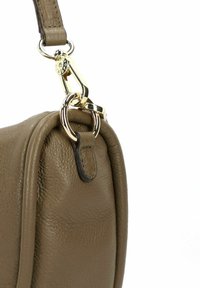 Borsa a tracolla in pelle verde oliva con angoli e dettagli in metallo dorato, che mette in risalto una superficie testurizzata e una forma strutturata.