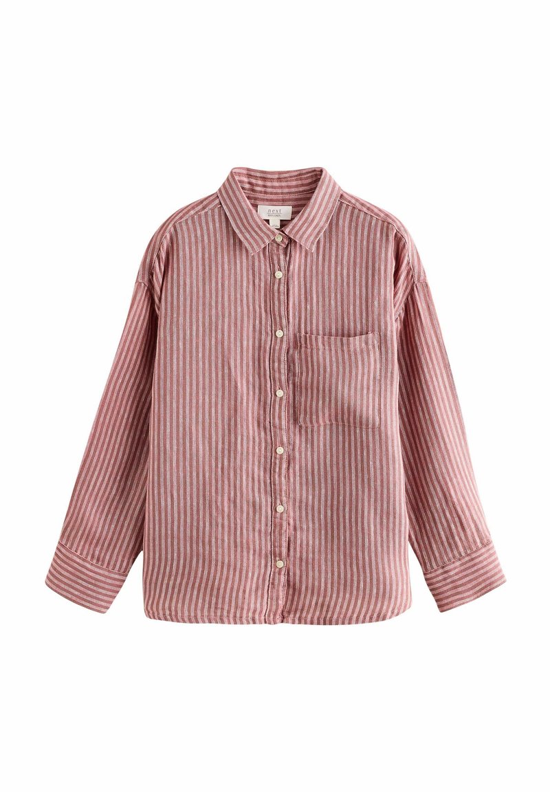 Chemise à manches longues avec boutons, rayures verticales roses et blanches, une poche poitrine et un col classique sur fond blanc.