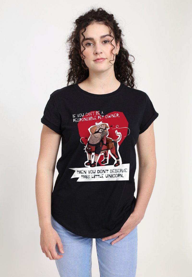 Sort bomuld t-shirt med korte opslåede ærmer, der præsenterer et farverigt grafisk motiv af en hund, kat og tekst om ansvarligt kæledyrsbesidelse.
