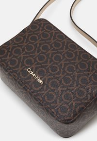 Calvin Klein MUST CAMERA MONO - Taška cez plece - brown