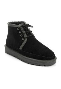 Botas de tobillo de ante negras con acentos grises, puntera redonda, cierre de cordones en la parte delantera y suela de goma. Forro interior suave para mayor comodidad.