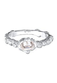 Sterling-Silberring mit einem verzierten, strukturierten Band, das einen zentral platzierten, facettierten ovalen klaren Stein aufweist.