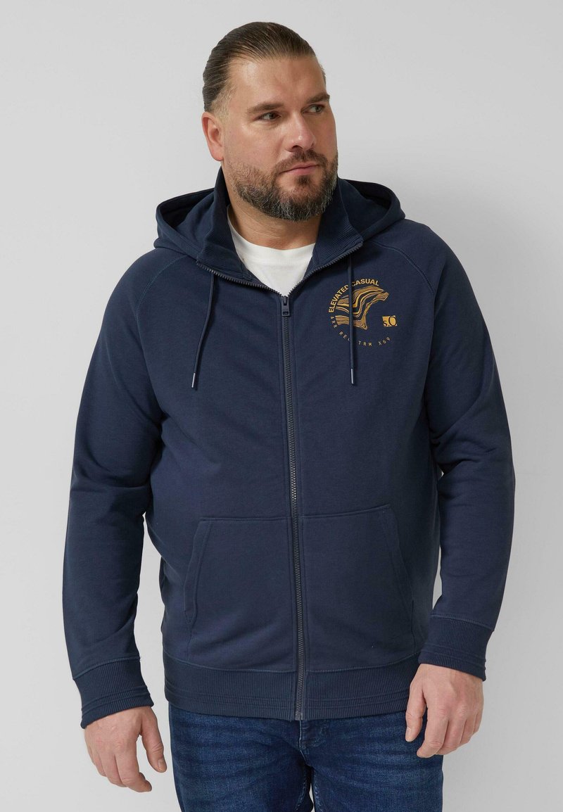 Marineblauwe hoodie met rits, voorzien van een capuchon met trekkoord, voorzakken, geribbelde manchetten en een grafisch logo op de borst. Soepele textuur.