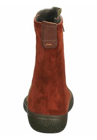 Bottines en suede rouge avec une semelle en caoutchouc texturé, dotées d'une accent en cuir marron au talon et d'un haut ouvert pour un enfilage facile.