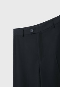 Pantalon noir avec une texture lisse, doté d'une fermeture à bouton, de poches et d'un design cintré. Coupe simple et classique en tissu léger.