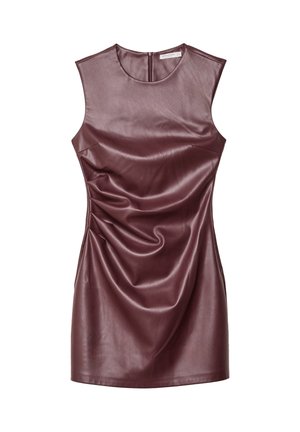 Burgunderfarbenes, ärmelloses Kleid aus Leder mit Rundhalsausschnitt, drapierter Textur und Reißverschluss auf der Rückseite. Glatte Oberfläche mit dezentem Glanz.