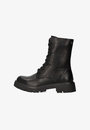 Bota de cuero negra hasta el tobillo con punta redonda, parte delantera con cordones y suela de goma texturizada para tracción. Presenta un acabado suave y un diseño sencillo.