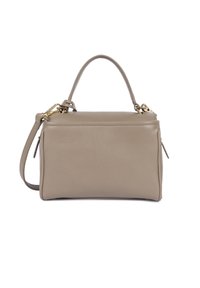 Borsa in pelle color taupe con forma strutturata, doppi manici superiori e tracolla removibile. Presenta dettagli in metallo dorato e zip di finitura.