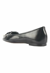 Zwarte leren balletschoenen met een ronde neus, decoratieve strik en metallic accent. Glanzende afwerking met een dunne, flexibele zool.