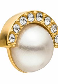 Goldfarbener Ring mit einer großen weißen Perle im Zentrum, umgeben von klaren, oval geschliffenen Strasssteinen, die in ein strukturiertes Band eingesetzt sind.