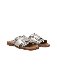 Luipaardprint slipper sandalen met metallic zilveren banden, een bruine platte zool, open teen ontwerp en een gevoerd voetbed voor comfort.