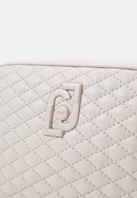 LIU JO M CAMERA CASE - Umhängetasche - true champagne