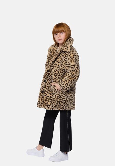 Leopard-print faux fur coat with large collar and two front pockets, paired with black pants and white sneakers. Soft texture and bold pattern.