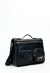 Borsa a tracolla in pelle nera con finiture dorate, numerosi scomparti con zip, una tasca frontale trapuntata e manico superiore.