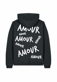 Crna kapuca s prednjim džepom, kapuljačom s uzicom i bijelim natpisom "AMOUR" koji je raznolikih veličina raspoređen zabavno po leđima.