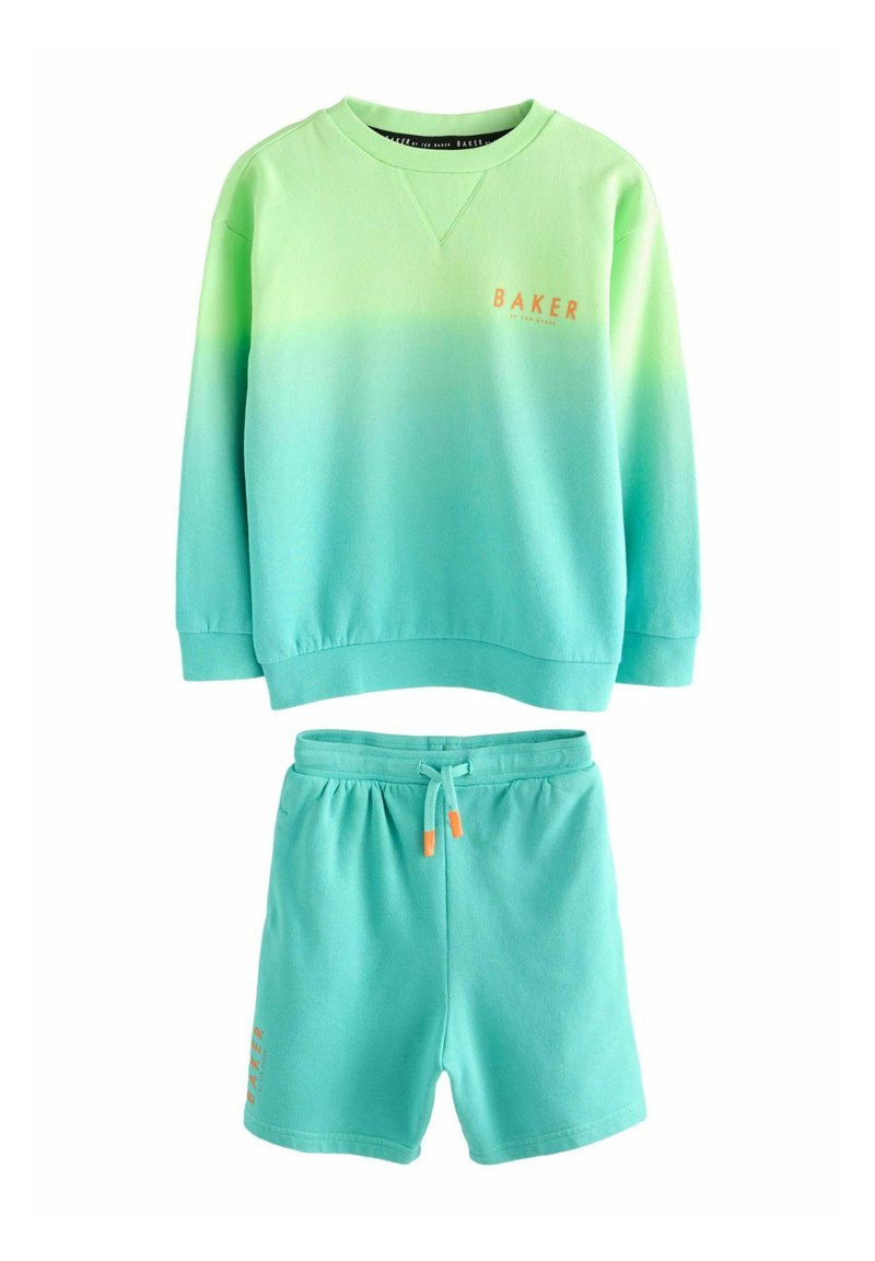 Felpa verde a gradiente con la scritta "BAKER" stampata in arancione, abbinata a pantaloni corti coordinati con elastico in vita e cordoncino, texture morbida.