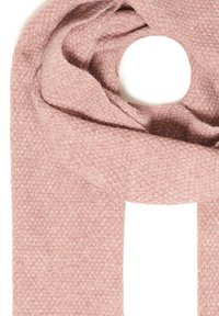 Pehmealine, tekstureeritud, tolmuroosa villane sall, volditud silmusena valgel taustal, rõhutades selle sooja ja mugava kudumise kangast.