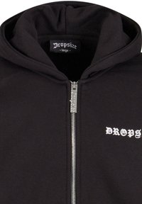 Svart hettejakke med glidelås laget av bomullsblanding, med sølvglidelås og hvit "Dropsize"-logo på venstre brystområde. Myk tekstur.