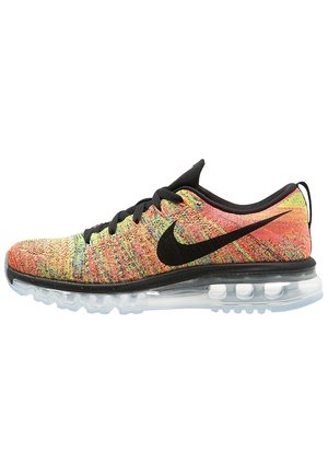 Gekleurde Nike hardloopschoen met zwart swoosh-logo, zwarte veters en transparante luchtgeveerde zool, zijaanzicht op witte achtergrond.