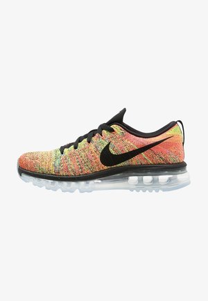 Chaussure de running Nike multicolore avec logo swoosh noir, lacets noirs et semelle transparente à coussin d’air, vue de profil sur fond blanc.