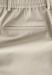 Next SMART ELASTICATED - REGULAR FIT - Pantalones chinos - neutral