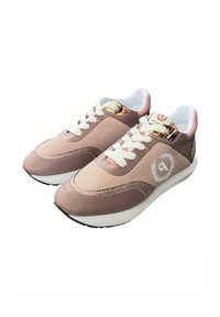 Scarpe sportive rosa e marroni realizzate in camoscio e pelle, con lacci bianchi, dettagli glitterati e un logo metallico sul lato.